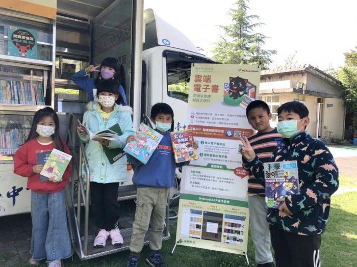 帶領學童體驗數位閱讀 中市行動圖書車前進梨山
