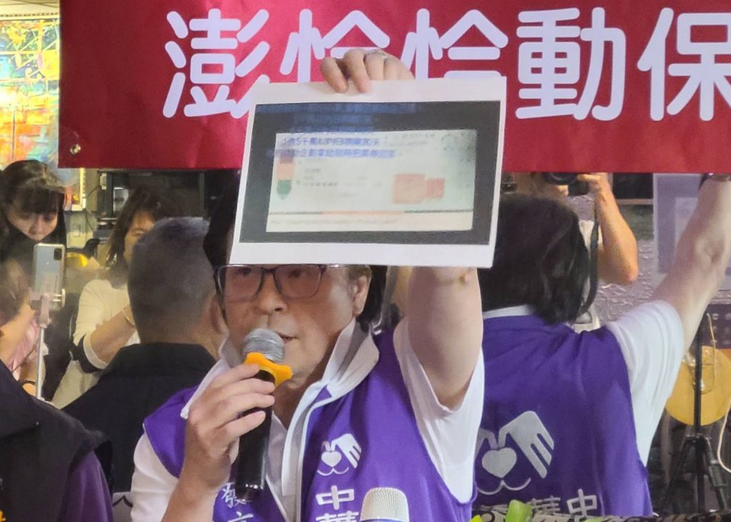 張文正指控交手3年曹姓女子亂開空頭支票。（記者林金聖攝）