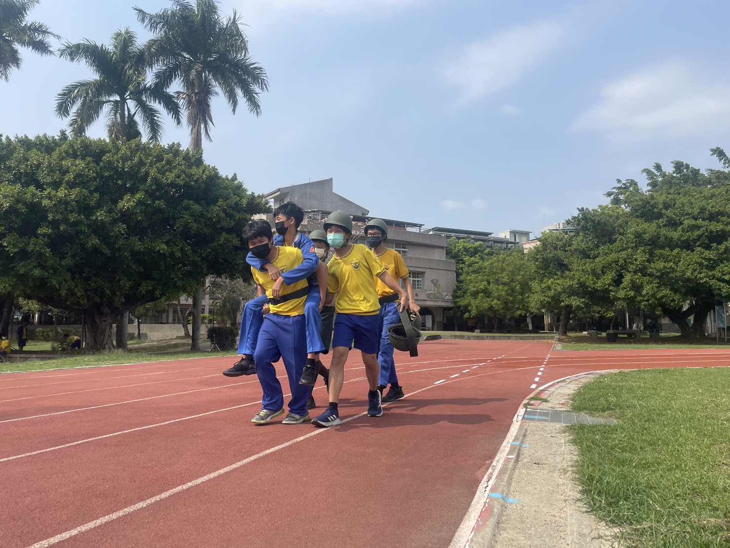 學員體驗災害防救，學習救助傷患。(圖/中市北新國中提供)