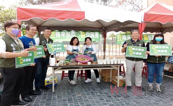 影/民進黨雲林縣黨部號召捐血做公益 來北港運動公園捐血、吃涼拌豆包