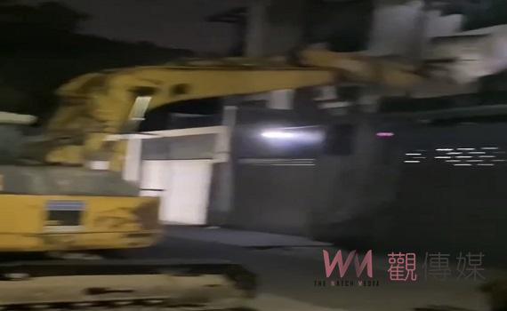 討債新招!出動怪手拆屋恐嚇 警方介入查處