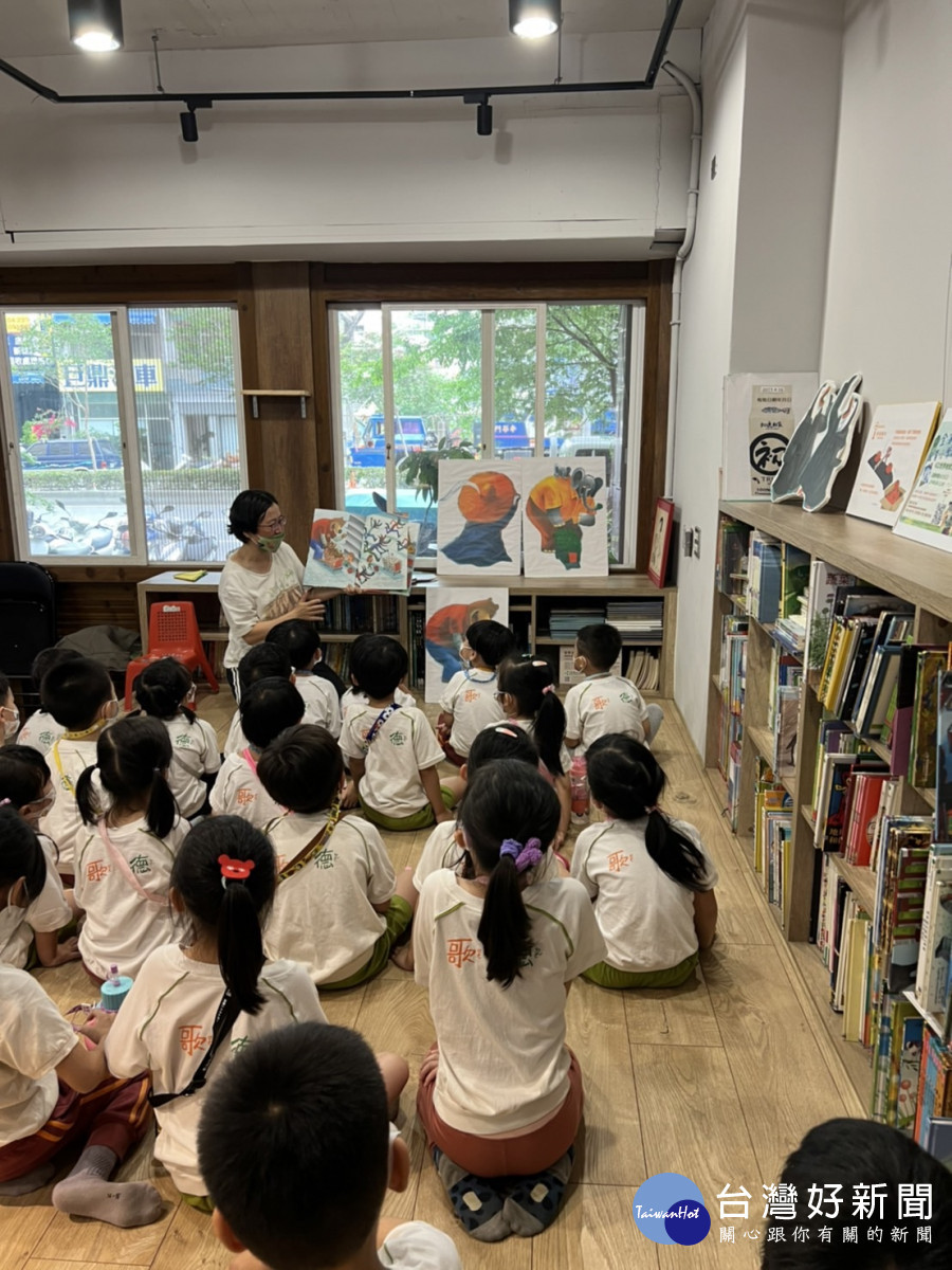 響應世界地球日,幼童聽繪本、玩遊戲、做環保。