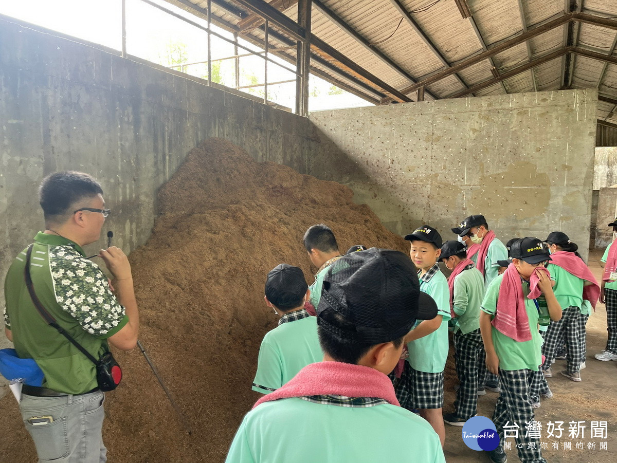環保小局長出任務,學童體驗一日清潔隊員。(環保局提供)