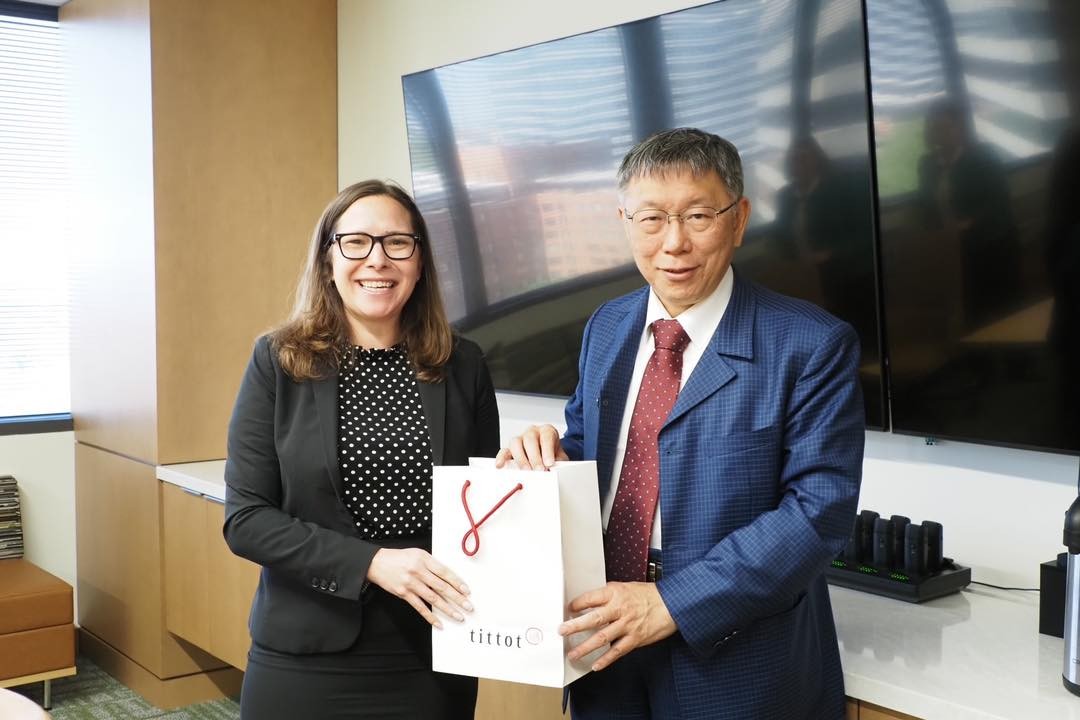柯文哲(右)13日於美國在台協會(AIT)華盛頓總部與AIT主席羅森柏格(左)會晤。柯辦提供