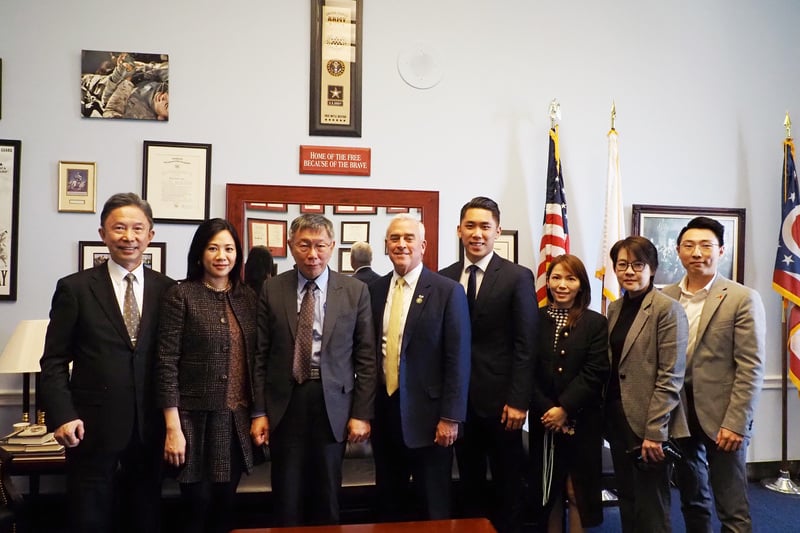 柯文哲（左3）18日前往美國國會山莊，拜會共和黨籍眾議員溫斯卓普（左4）及眾議院中國問題特別委員會幕僚。柯辦提供