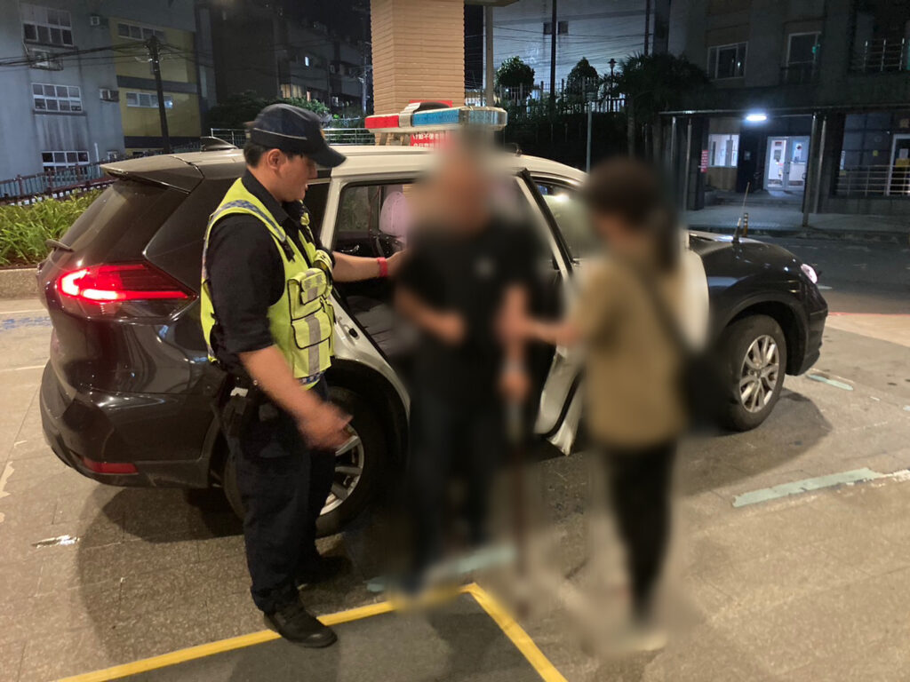 警員葛柏宏、江竤勳護送高男返回長庚醫院情人湖院區