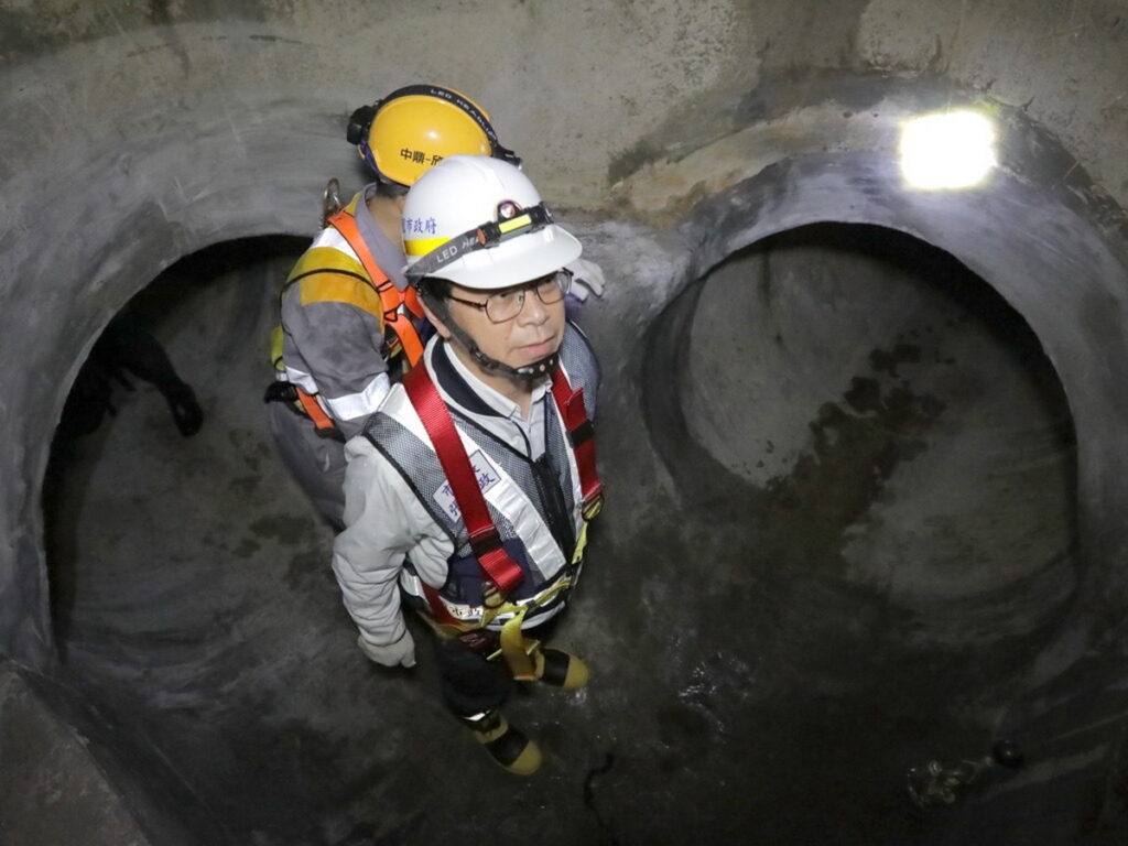 桃園市市長張善政深入地底察看污水管線品質