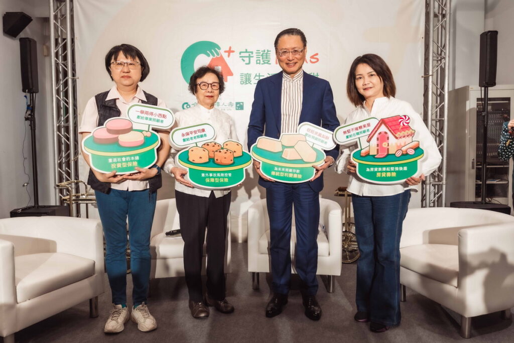 圖說(左起):合庫人壽保戶曾小姐、曾小姐母親、合庫人壽總經理藍年紳、家總秘書長陳景寧