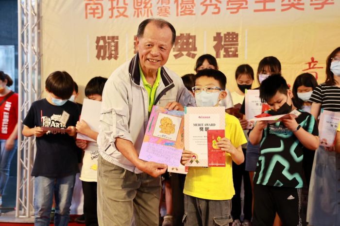 佳音捐款50萬獎助優秀學生　南投縣100位學童受惠