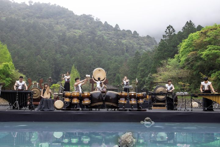 2023明池水劇場由「十鼓擊樂團」攜手「滯留島舞蹈劇場」演繹可歌可泣的英雄史詩與傳奇故事。 圖:力麗馬告生態園區明池森林遊樂區/提供