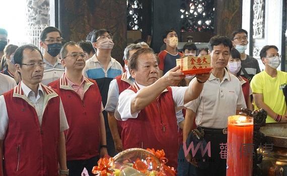 影/北農師生前往聖安宮朝天宮祈福 獲贈「包粽」祈求學子金榜題名