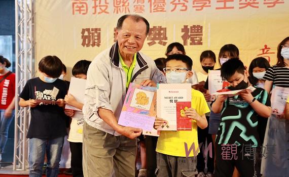 佳音捐款50萬獎助優秀學生 南投縣100位學童受惠