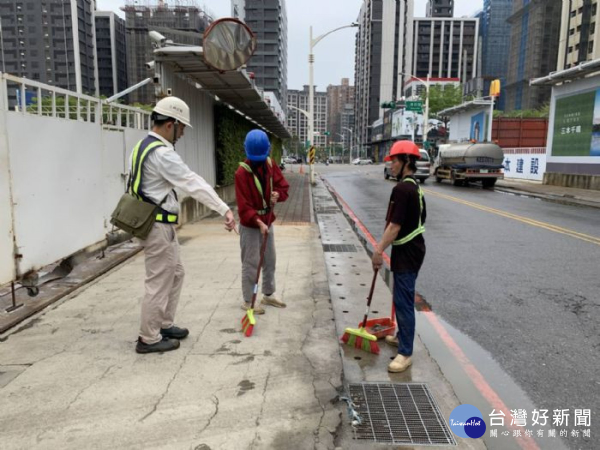 號召百處工地齊響應,桃市環保局推動專區認養提昇市容。<br /><br />