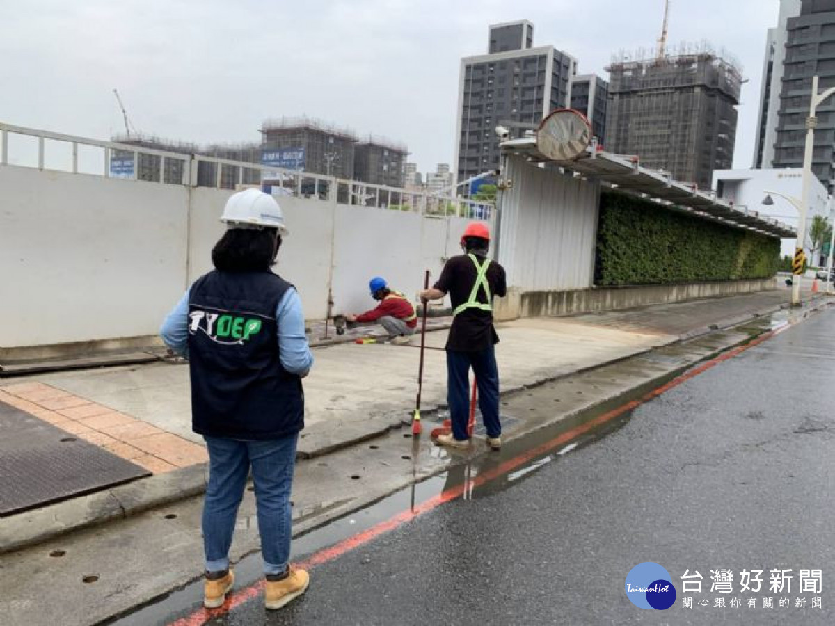 號召百處工地齊響應,桃市環保局推動專區認養提昇市容。<br /><br />