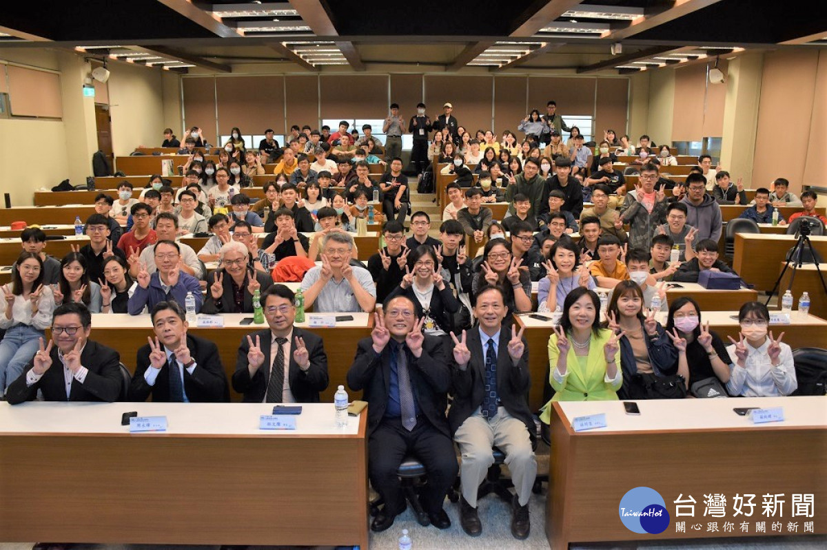中原工業系在產官學界有眾多優秀系友，圖為校友日師生與系友大合影。