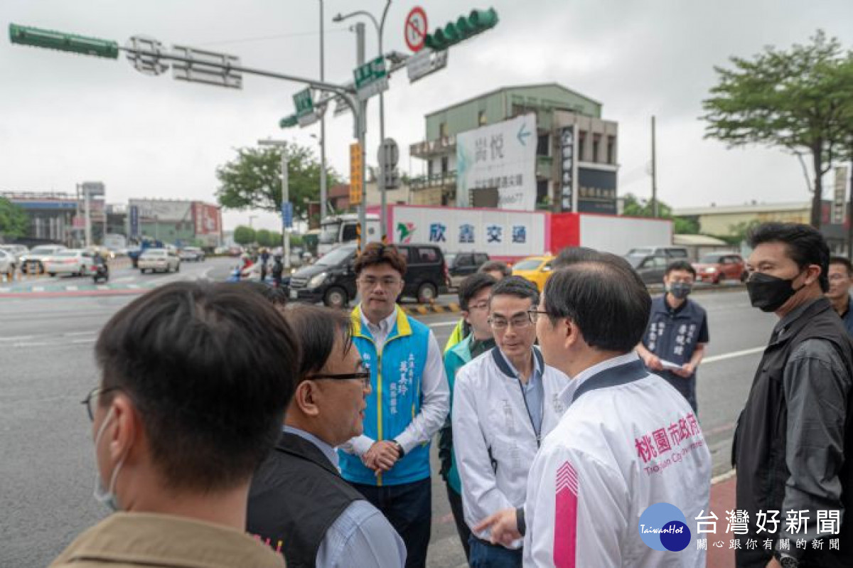張市長及與會貴賓共同視察「大興西路與文中路口偏心左轉路暢計畫改善成果」。