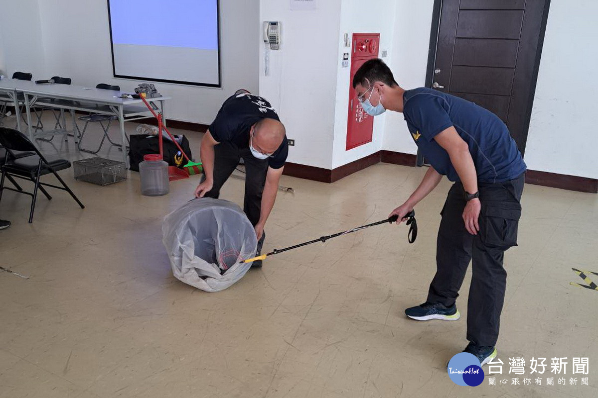 桃園市政府舉辦捕蜂捉蛇工作教育訓練,教官說明如何捕蛇。