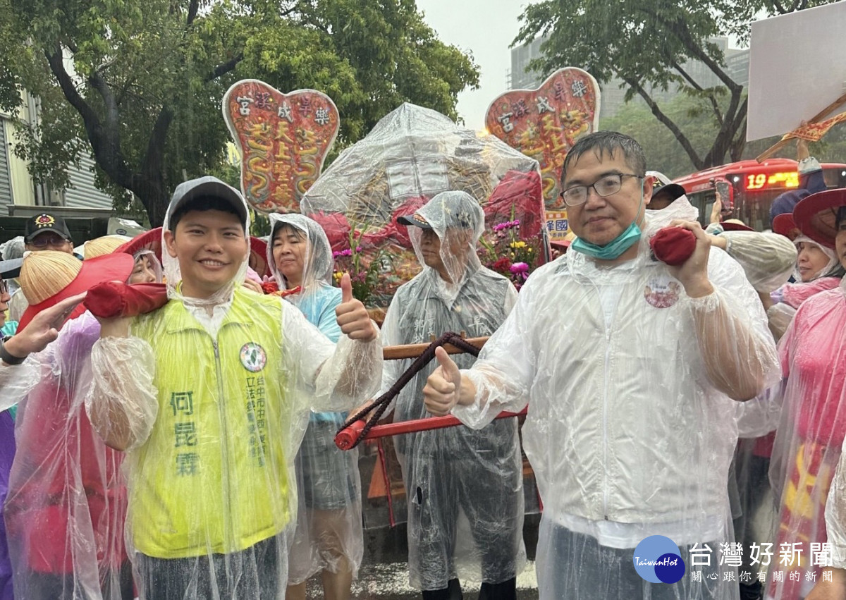 何昆霖扛下旱溪媽祖鑾轎,祈求媽祖保佑他可以通過初選,爭取學習媽祖濟世救人精神服務鄉親機會。中六區立委候選人何昆霖提供