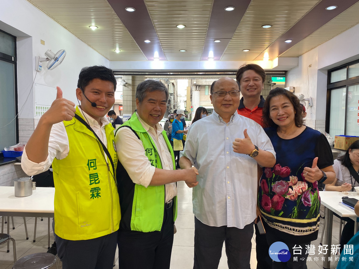 何昆霖昨天拜票巧遇前市長胡志強,胡志強大方跨黨派幫何昆霖加油!中六區立委參選人何昆霖提供