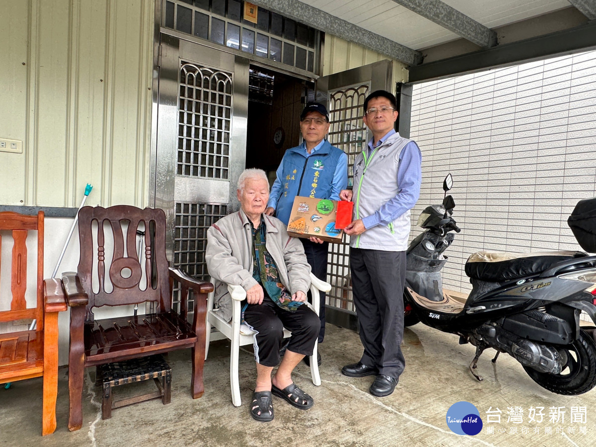 台電嘉義區處許墩貴處長捐助獨居長者急難救助金／東石鄉公所提供