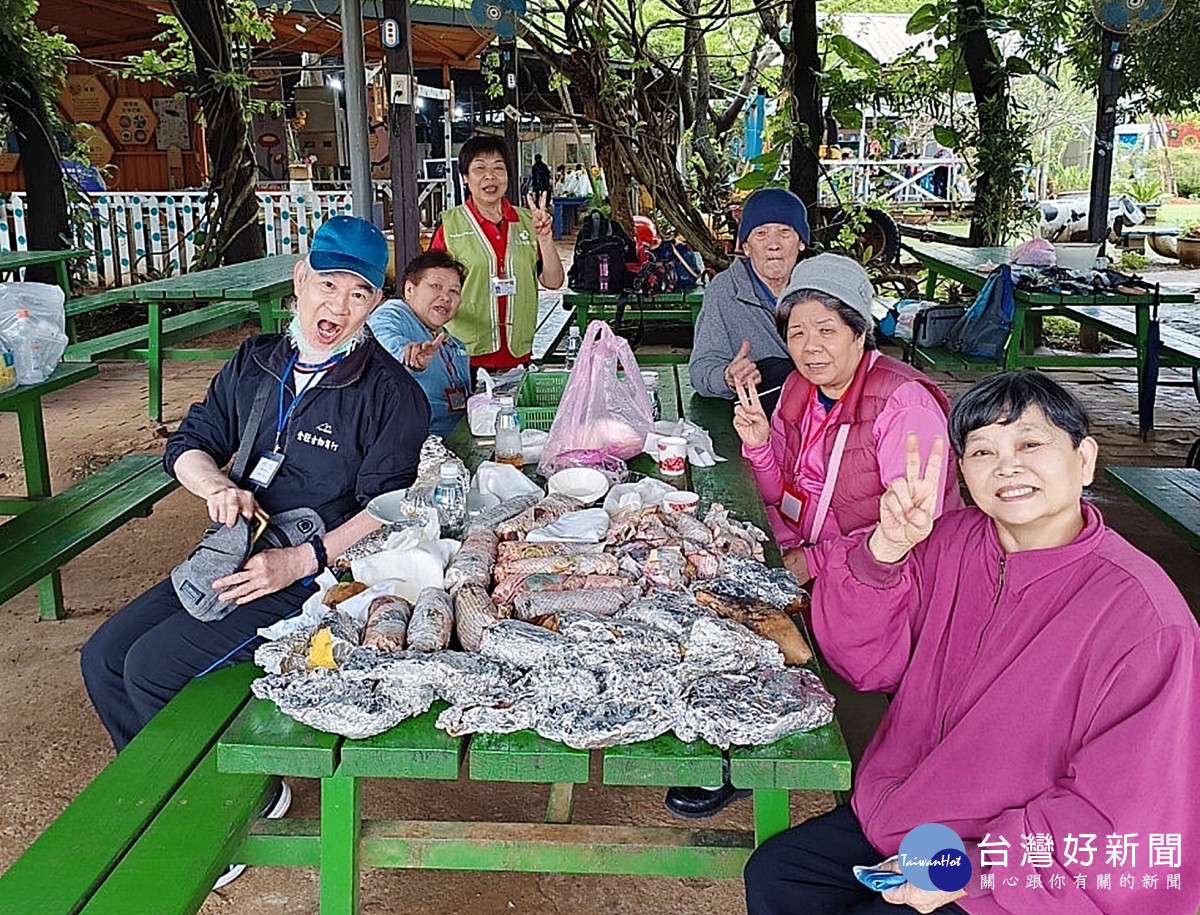 部桃日照中心桃樂出遊去         環境治療讓長輩們接受新的刺激