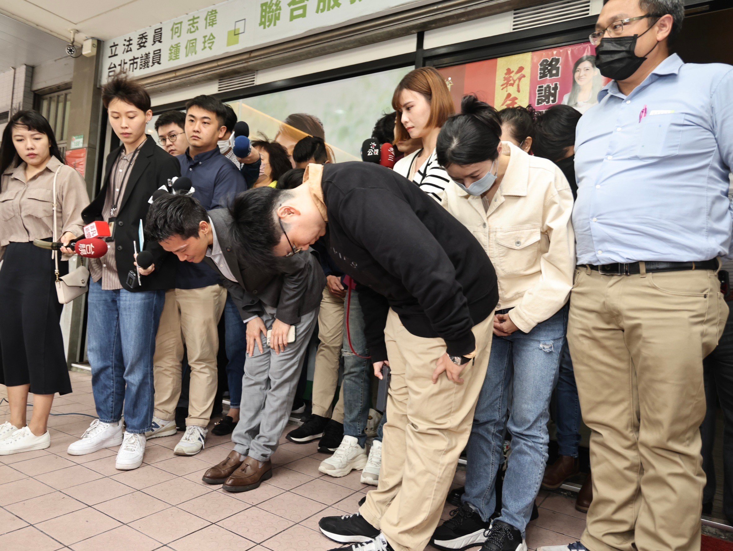 何志偉初選落敗,以90度鞠躬感謝每一位溫暖支持過他的朋友。林啟弘攝