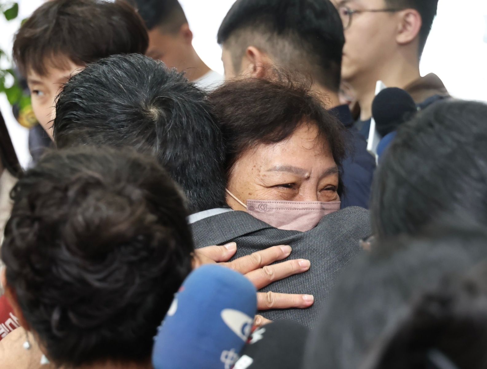 何志偉發表聲明後，支持者給予擁抱打氣。林啟弘