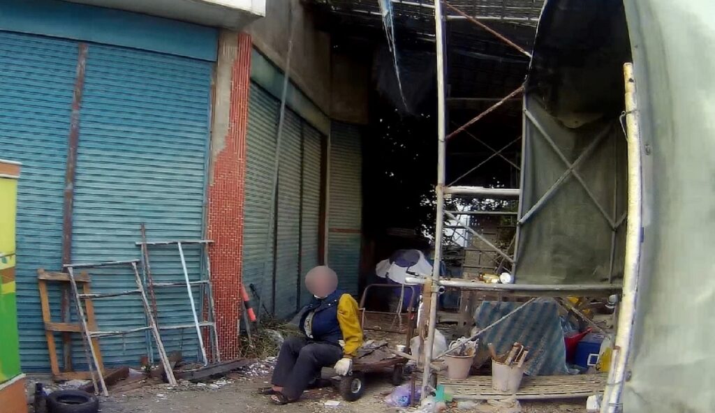 ▲ 93歲李姓老翁出門散步卻誤闖私人工廠,體力不支坐在推車上 (圖/台中市警察局 提供)