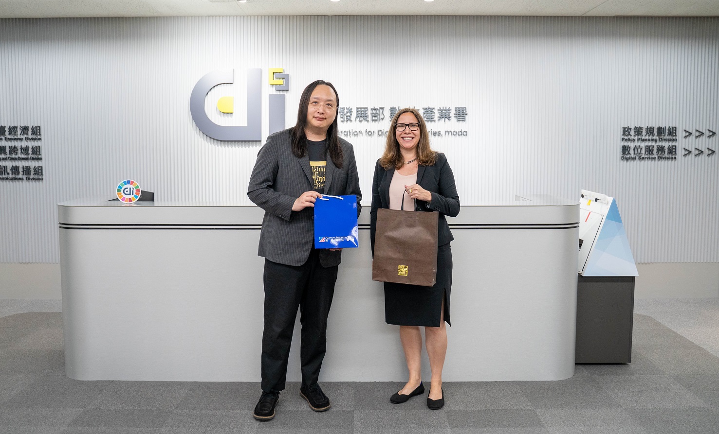 唐鳳部長與美國在台協會主席羅森柏格女士會面 期許互助深化民主