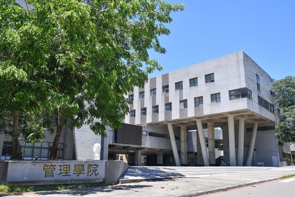 畫面為東海大學管理學院。管院資訊管理系與企業管理系兩大系所,在高科技產業整合創新的趨勢下,建構出「Martech智慧行銷學程」,以雙指導模式引領跨域學習,幫助學生掌握數位新經濟與智慧營運等課程。(圖/東海大學提供)