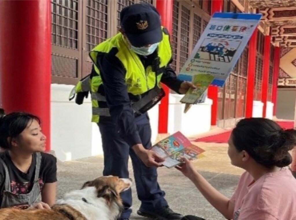 南港分局為提升行人通行安全及防制交通事故發生，向在地民眾宣導「車輛不停讓行人」重要觀念
