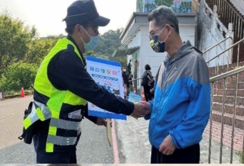 南港分局為提升行人通行安全及防制交通事故發生，向在地民眾宣導「車輛不停讓行人」重要觀念