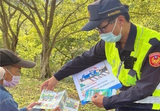南港分局為提升行人通行安全及防制交通事故發生,向在地民眾宣導「車輛不停讓行人」重要觀念