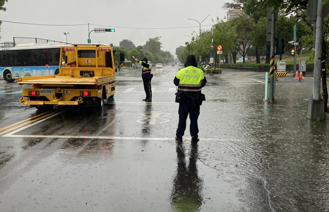 ▲ 堵塞的雨水如同小噴泉般湧出水溝蓋孔 (圖/台中市警察局 提供)