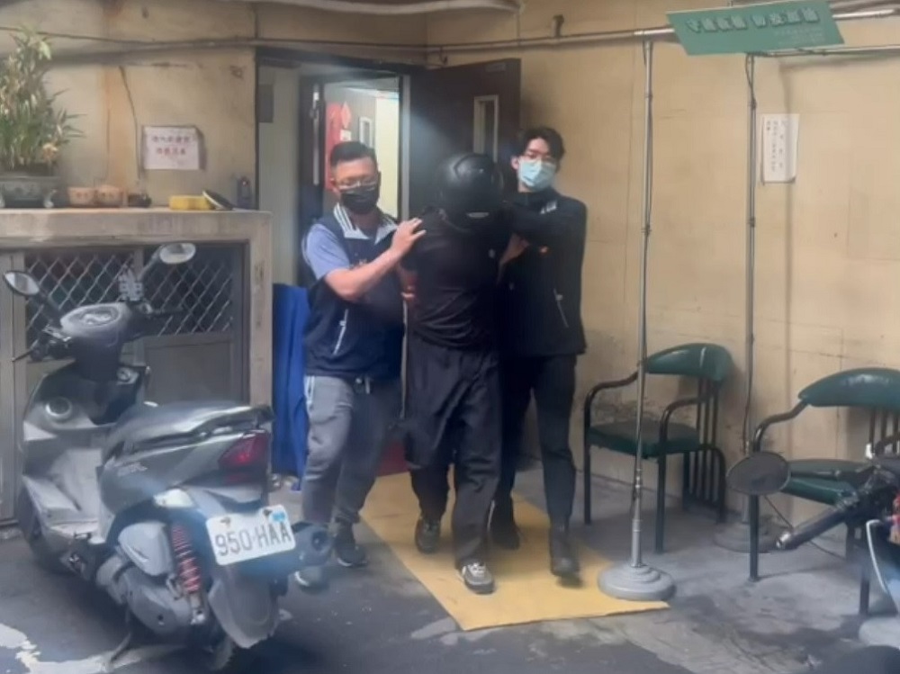 鬧市狂開逾50槍 17歲少年搭小黃投案嗆跟當鋪有恩怨 62 4326 5