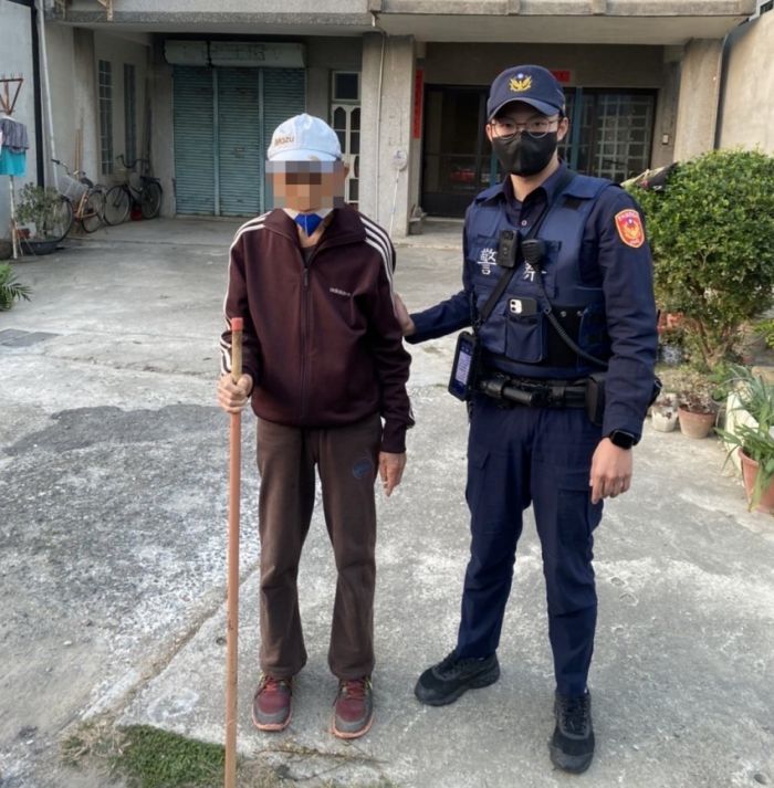 白髮老翁忘了回家的路 斗六暖警送返家