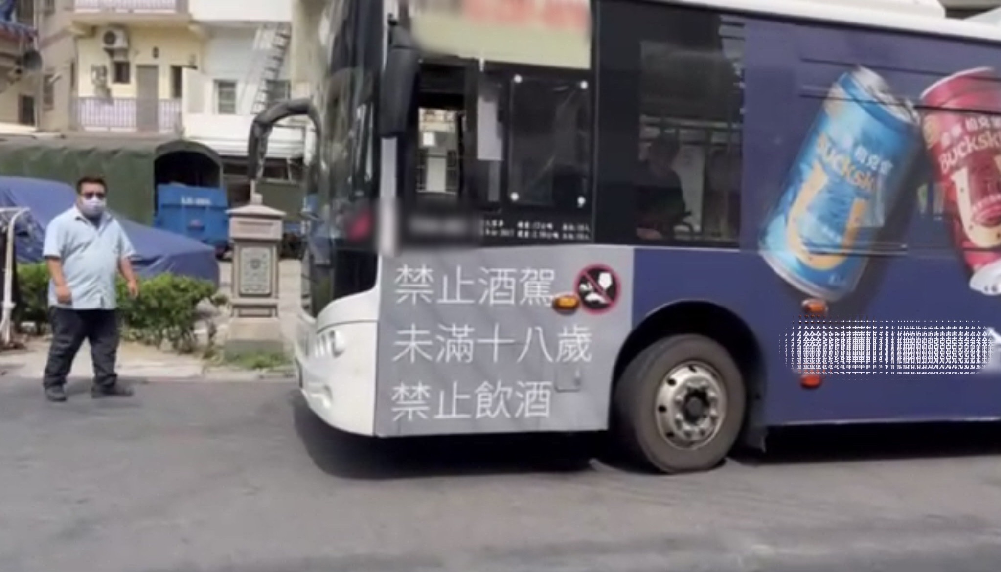 八旬婦到站不願下車 公車司機直接開到派出所 前鎮警秒通知家屬接回