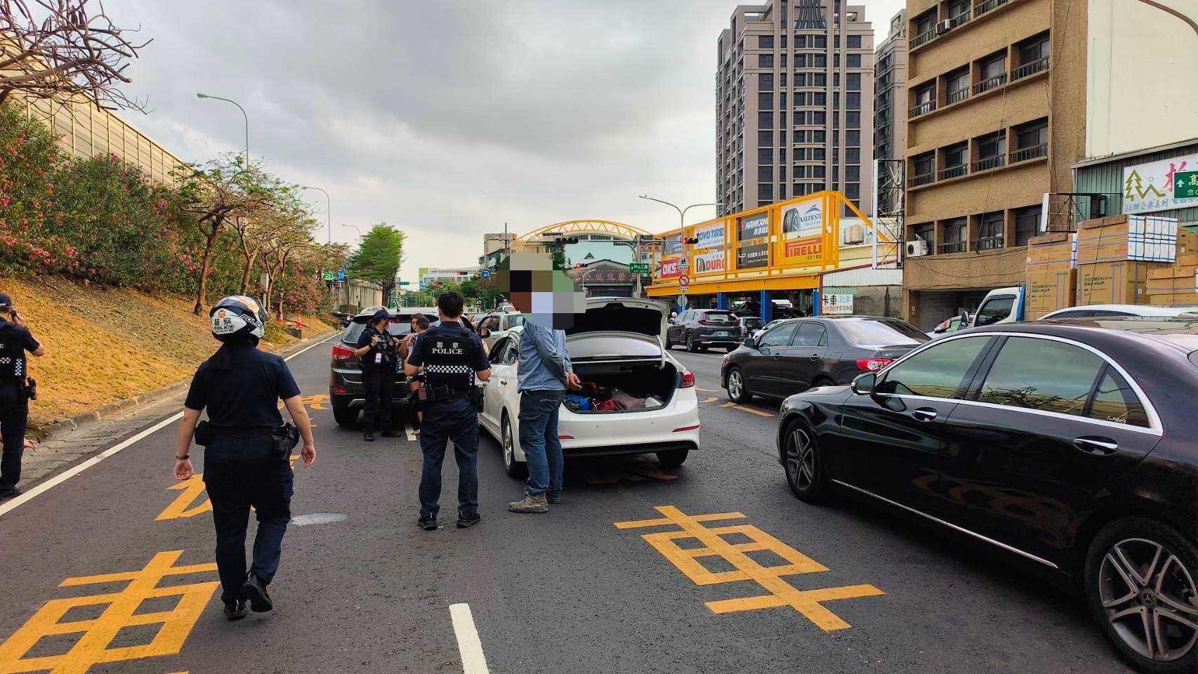 行車糾紛！攔車持棍砸車
