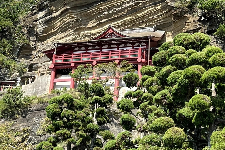 鄰接自然岩壁而建的觀音堂莊嚴宏偉。 圖:向日遊顧問有限公司/來源