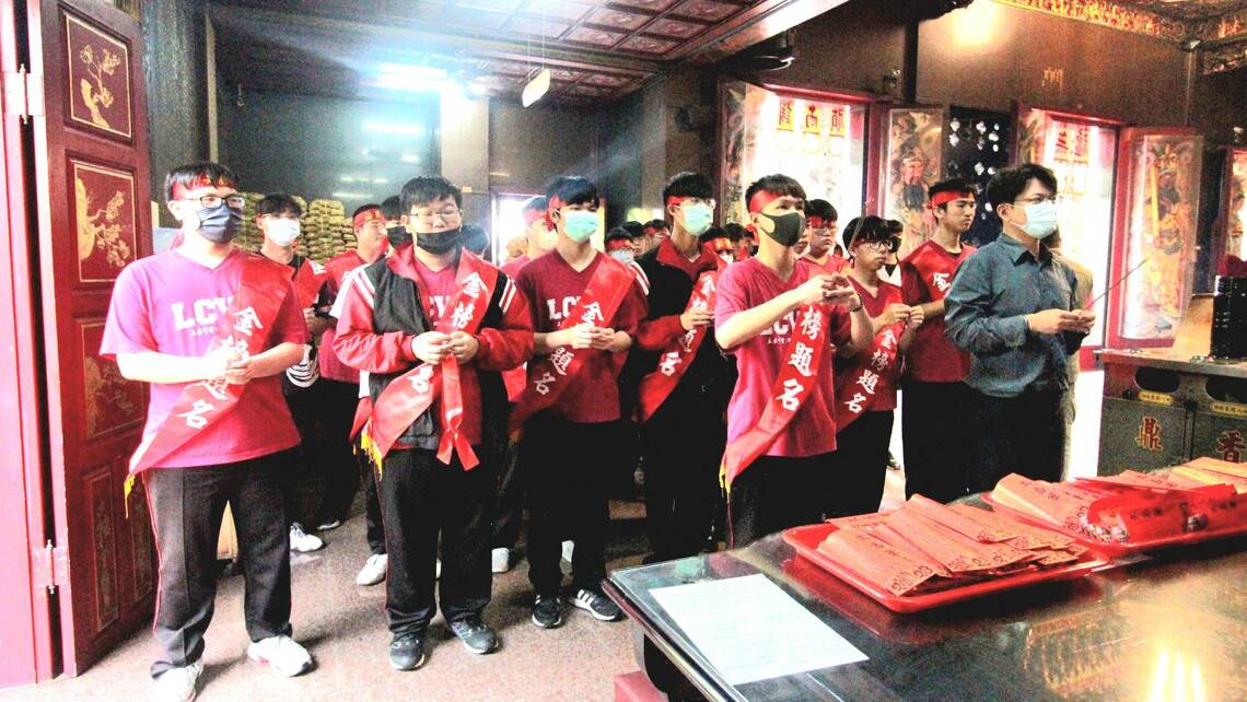 漾新聞|立志師生龍池宮祈福文昌筆包中 祈願統測必勝好成績