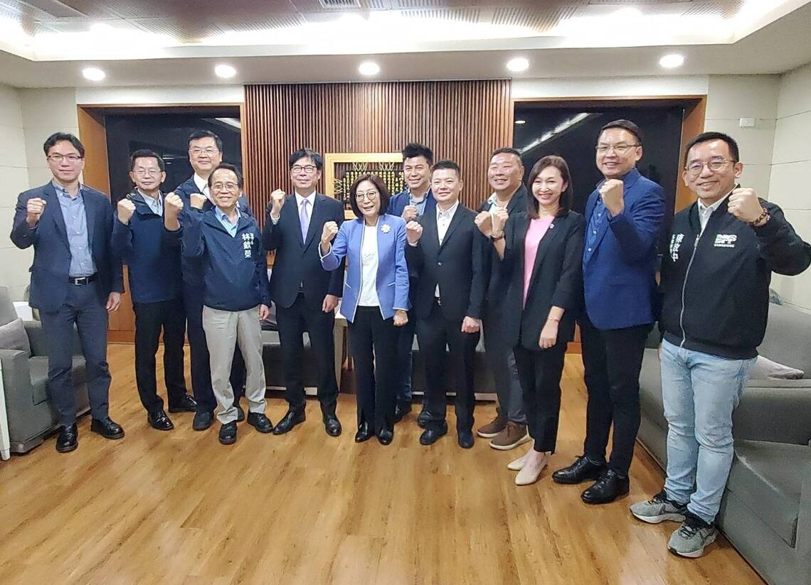 漾新聞|陳其邁率市府團隊拜會各黨團 議長康裕成回贈「這一屆議員問政戰鬥力十足」
