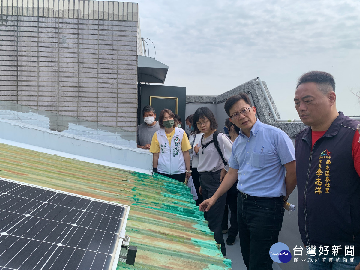 立委張廖萬堅關心校園安全，日前揭露校園霸凌案後，今天在勘查兩校老舊禮堂要求中央與地方編列經費更新改善。立委張廖萬堅提供