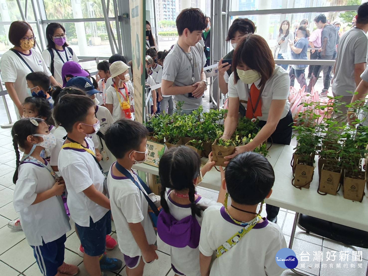 台灣高鐵公司與林務局合作，舉辦「共植美好」低碳永續行動，共同實踐綠色生活的新理念。