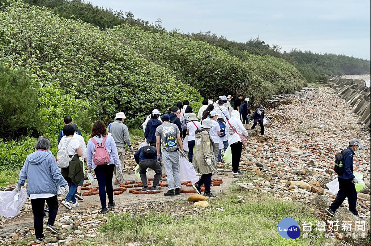 中央大學教職員工同心協力一起淨灘,期許為愛護地球盡一份心力。