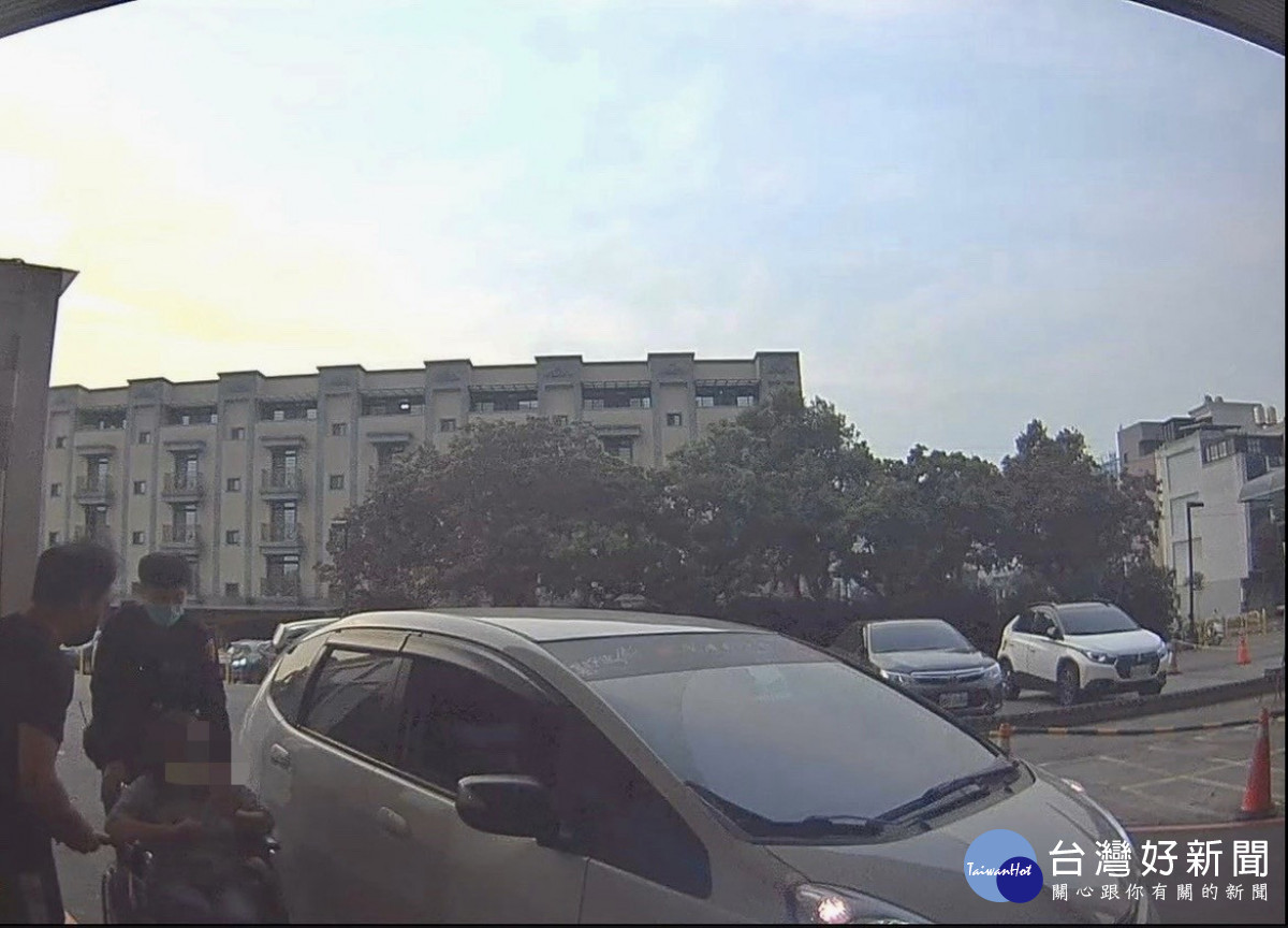 孕婦出血夫求助,大園警即刻開道救援。<br /><br />