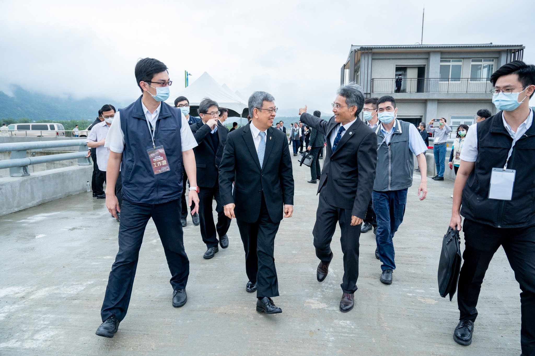 行政院長陳建仁(左二)出席「石門水庫阿姆坪防淤隧道竣工典禮」。翻攝陳建仁臉書