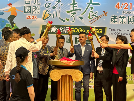 任蔬食和平大使 羅維銘點燃聖火傳承和平