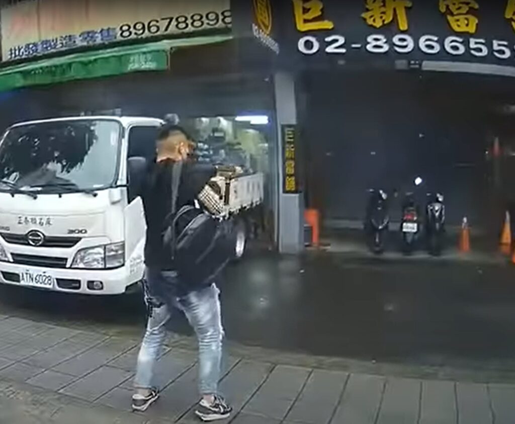 弘仁會17歲槍手從容不迫的對著敵對組織經營當鋪開槍,實在太囂張
