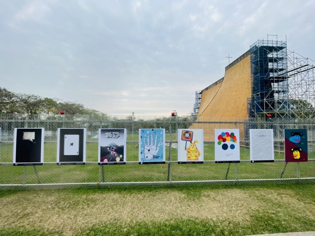 東海大學創意暨藝術學院以圍籬為天然景框,展出藝術品美。(圖/東海大學提供)