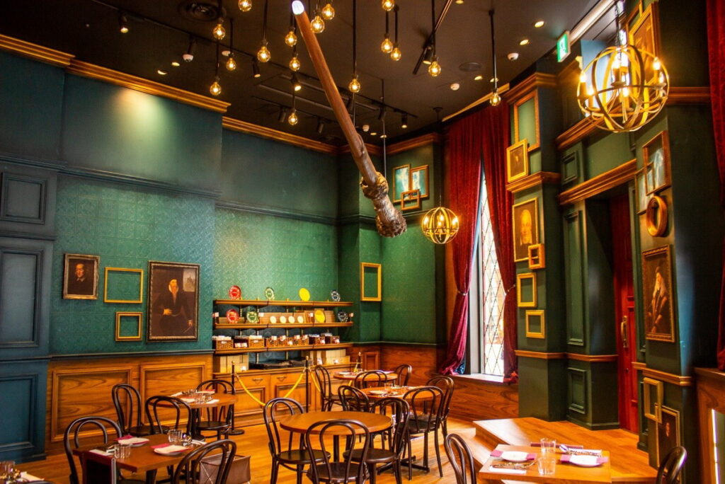 Harry Potter Café店內琳瑯滿目的陳設,哈利波特迷馬上發現無數熟悉的元素,瞬間進入哈利波特魔法世界。(照片來源:東京觀光事務所提供)
